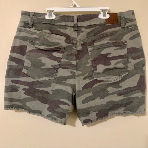Maurices Vintage High Rise Camo 3.5 inch frayed hem shorts size 16 EUC - Picture 4 of 7